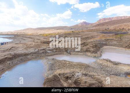 Gouffre rempli d'eau turquoise, près de la côte de la mer Morte. Trou formé lorsque le sel souterrain est dissous par intrusion d'eau douce, en raison de la chute continue du niveau de la mer. . Photo de haute qualité Banque D'Images