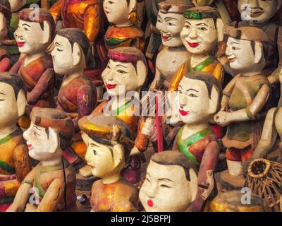 Marionnettes de soldat en bois sur un marché au Vietnam Banque D'Images