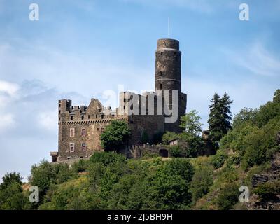 WELLMICH, ALLEMAGNE - 06 JUILLET 2019 : gros plan du château de Maus situé sur une colline en Allemagne au-dessus du village de Wellmich Banque D'Images