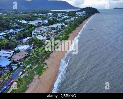 Vue aérienne sur la plage et les montagnes de Trinity Banque D'Images