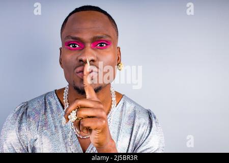 afro-américain avec anneau de perles sur le doigt et collier perles bijoterie sur le cou portant élégant femmes brillantes robe avec magnifique maquillage Banque D'Images