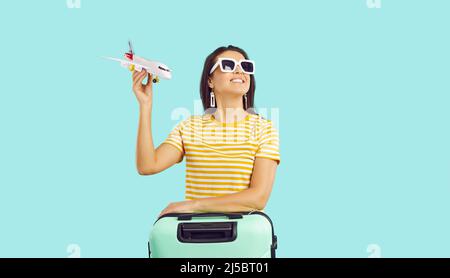 Bonne femme voyageur avec valise prête pour les vacances Banque D'Images