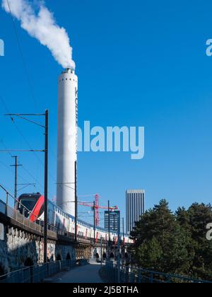 Zurich, Suisse - mars 5th 2022 : train moderne sur viaduc dans une zone industrielle Banque D'Images