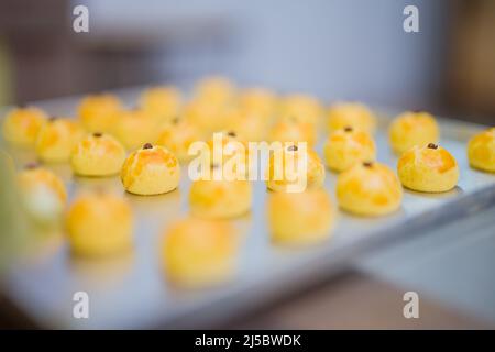 tarte au gâteau nastar sur un plateau, biscuits à l'ananas de la nourriture indonésienne Banque D'Images