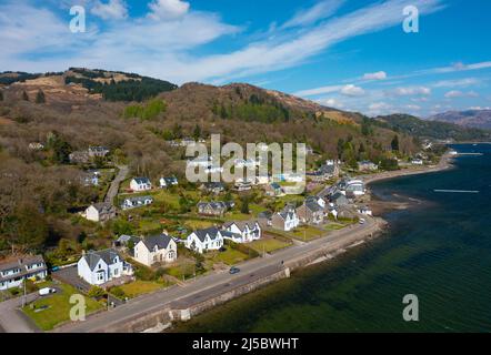 Vue aérienne du drone du village de Tighnabruaich sur la péninsule de Cowal à Kyles of Bute, Argyll et Bute, Écosse, Royaume-Uni Banque D'Images