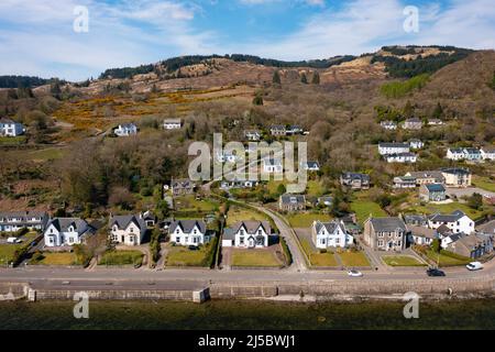 Vue aérienne du drone du village de Tighnabruaich sur la péninsule de Cowal à Kyles of Bute, Argyll et Bute, Écosse, Royaume-Uni Banque D'Images