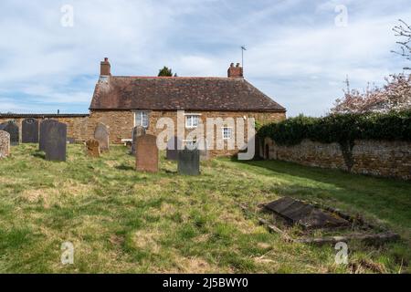 La cour d'église de tous les Saints , une église datant de 7th ans, dans le village de Brixworth, Northamptonshire, Royaume-Uni Banque D'Images