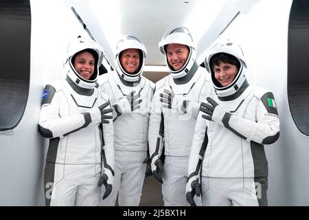 Équipage-4 astronautes, de gauche à droite, Jessica Watson, spécialiste de mission; Bob Hines, Le pilote, Kjell Lindgren, commandant, et Samantha Cristoforetti, spécialiste de mission, se posent à l’extérieur du Dragon de l’équipage de SpaceX, nommé Freedom par l’équipage de l’équipage de l’équipage de l’équipage 4, lors d’une répétition à sec au Centre spatial Kennedy en Floride le 20 avril 2022. L’équipage-4 lancera les astronautes à la Station spatiale internationale dans le cadre du programme des équipages commerciaux de la NASA. Liftoff est prévu pour 5 h 26 HAE le samedi 23 avril 2022, à partir du Launch Complex 39A à Kennedy. Photo par SpaceX via CNP/ABACAPRESS.COM Banque D'Images