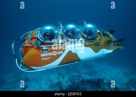 Touristes dans l'U-Boot Nemo 100, explorer un récif de corail des maldives, Hotel Conrad Maldives Rangali Island, South-Ari atoll, Maldives, océan Indien, Asie Banque D'Images