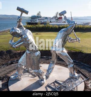 Greenock, Écosse, Royaume-Uni. 22nd avril 2022. PHOTO : Glen Sannox ferry qui se trouve dans le toujours en cours de fabrication, en retard et sur le budget en raison de la nouvelle controverse sur les paiements et les processus d'approvisionnement. Vues aériennes par drone du navire Ferguson Marine Yard à Greenock montrant le ferry Glen Sannox. Crédit : Colin Fisher/Alay Live News Banque D'Images