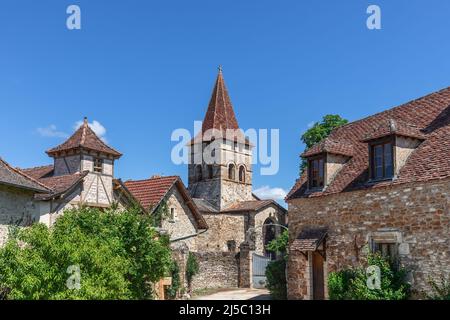 Maisons en maçonnerie au toit de tuiles au centre de l'ancien village de Carennac et de l'église Eglise Eglise Saint-Pierre du 11 siècle, Lot, région historique de Quercy, France Banque D'Images