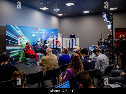 La Haye, pays-Bas. 22nd avril 2022. 22nd avril 2022. IMOLA - (VLNR) Charles Leclerc (Ferrari), George Russell (Mercedes), Valtteri Bottas (Alfa Romeo), Max Verstappen (Oracle Red Bull Racing) et Carlos Ferrari (Ferrari) lors de la conférence de presse précédant la F1 session d'entraînement 1st du Grand Prix d'Emilia Romagna à Autodromo Enzo e Dino. REMKO DE WAAL crédit: ANP/Alamy Live News crédit: ANP/Alamy Live News Banque D'Images