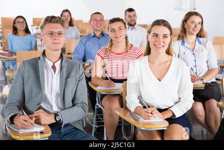 Groupe de personnes dans la salle de conférence Banque D'Images