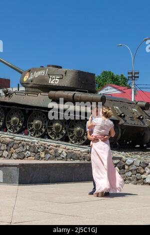 Moldavie: Un couple récemment marié devant le Monument du char à Tiraspol, Transnistrie. Banque D'Images