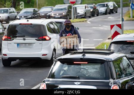 Düsseldorf, Allemagne. 21st avril 2022. Une personne supplie pour des almes, mendiant, avec un signe 'FAIM' à un carrefour à Düsseldorf, le 21 avril 2022. Credit: dpa/Alay Live News Banque D'Images