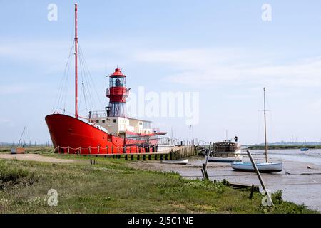 Trinity Light Ship amarré à la marina de Tollesbury, le long de la rivière Blackwater et des marais salants de Tollesbury, juste à l'extérieur de la pittoresque villa d'Essex Banque D'Images