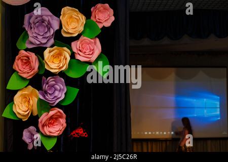 Décoration avec fleurs artificielles et rideaux. Éclairage de pièce sombre. Photoozone Banque D'Images