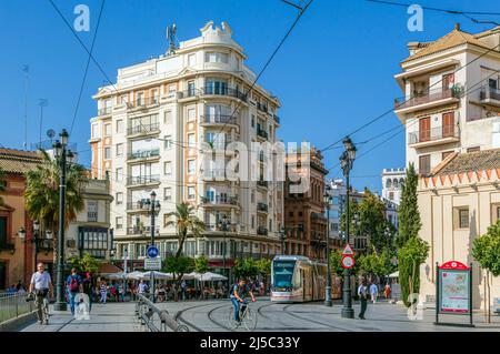 Séville, province de Séville, Andalousie, sud de l'Espagne. Puerta de Jerez. Ville scène de rue. Banque D'Images