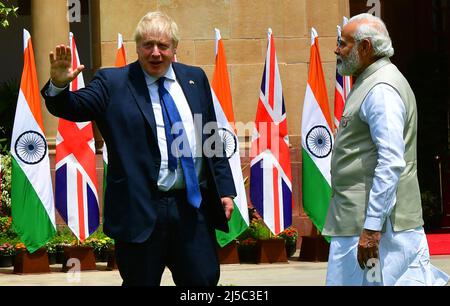 New Delhi, Inde. Le Premier ministre indien Narendra Modi et le Premier ministre britannique Boris Johnson avant leur réunion à la Maison Hyderabad à New Delhi le 22 avril 2022. Credit: PRASOU/Alamy Live News Banque D'Images