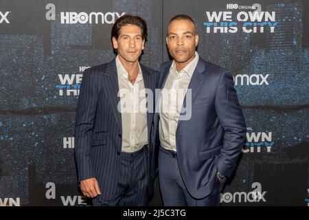 New York, États-Unis. 21st avril 2022. Jon Bernthal et Reinaldo Marcus Green assistent à la première de la chaîne HBO « We Own This City » à New York au Times Center de New York. Crédit : SOPA Images Limited/Alamy Live News Banque D'Images