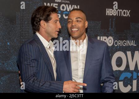 New York, États-Unis. 21st avril 2022. Jon Bernthal et Reinaldo Marcus Green assistent à la première de la chaîne HBO « We Own This City » à New York au Times Center de New York. Crédit : SOPA Images Limited/Alamy Live News Banque D'Images