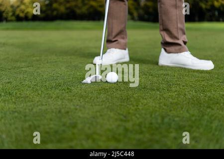 vue rognée d'un homme flou jouant au golf Banque D'Images
