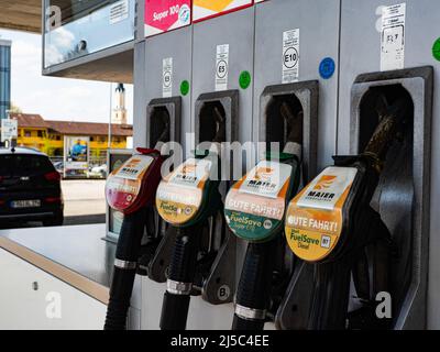 Vilshofen sur le Danube, Allemagne. 21st avril 2022. Buses de pompe à carburant vues à une station-service Shell à Vilshofen sur le Danube. (Photo par Igor Golovniov/SOPA Images/Sipa USA) crédit: SIPA USA/Alay Live News Banque D'Images