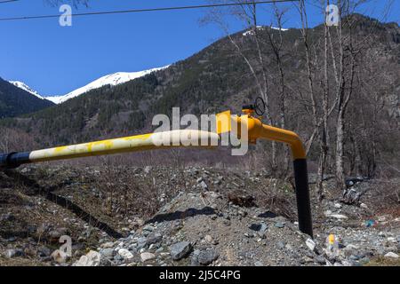 le tuyau de gaz avec une vanne est fermé par un bouchon et coupé de la conduite de gaz Banque D'Images