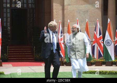 Le Premier ministre britannique Boris Johnson et son homologue indien Narendra Modi avant leurs entretiens à la Maison d'Hyderabad à New Delhi le vendredi 22 avril 2022. Boris Johnson est en visite de deux jours en Inde. Photo de Sondeep Shankar Banque D'Images