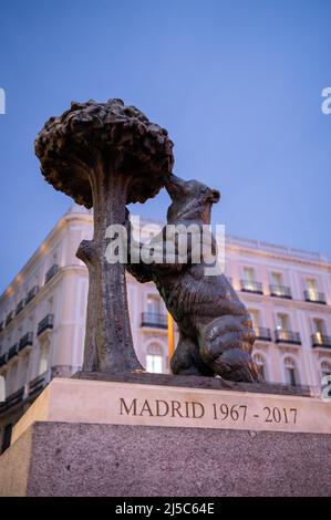 La statue de l'ours et le Strawberry Tree au coucher du soleil à Puerta del sol, Madrid, Espagne Banque D'Images