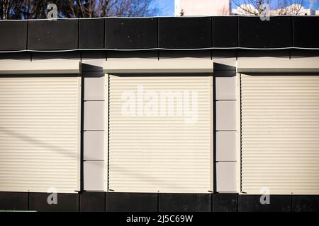 Le bâtiment a des fenêtres fermées. Volets en magasin. Agence de vente immobilière. Banque D'Images