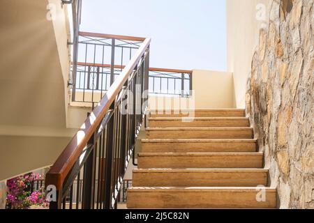 passage aux étages supérieurs de la ville sur les escaliers vers le ciel. Banque D'Images