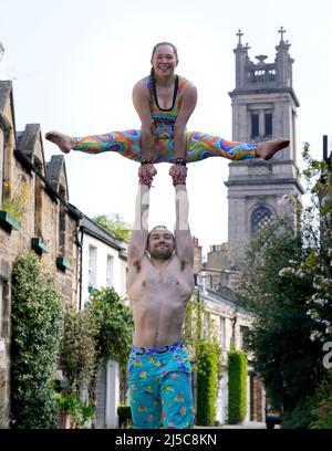 Acrobates Alix Bailie et Eric Munday de PhDistraction lors d'un photocall dans Circus Lane à Édimbourg, avant Cirqulation: Future, soirée cabaret du Cirque écossais à l'Assemblée Roxy ce week-end. Date de la photo: Vendredi 22 avril 2022. Banque D'Images