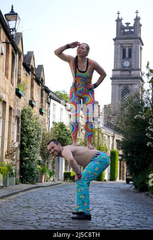 Acrobates Alix Bailie et Eric Munday de PhDistraction lors d'un photocall dans Circus Lane à Édimbourg, avant Cirqulation: Future, soirée cabaret du Cirque écossais à l'Assemblée Roxy ce week-end. Date de la photo: Vendredi 22 avril 2022. Banque D'Images