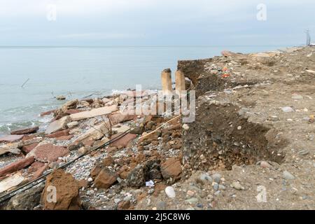 Détruit le remblai après la tempête. L'effondrement du sol. Batumi, Géorgie Banque D'Images