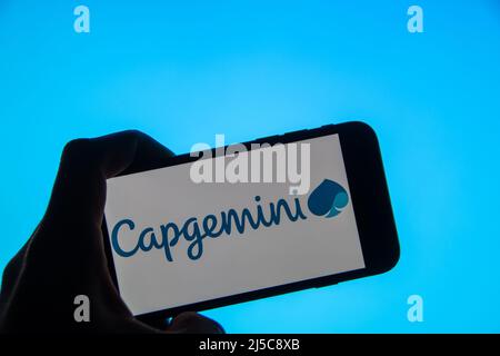 Rheinbach, Allemagne 21 avril 2022, le logo de la marque « Capgemini » sur l'écran d'un smartphone (en particulier sur le logo de la marque) Banque D'Images