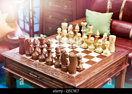 Échecs sur une table en bois d'époque Banque D'Images