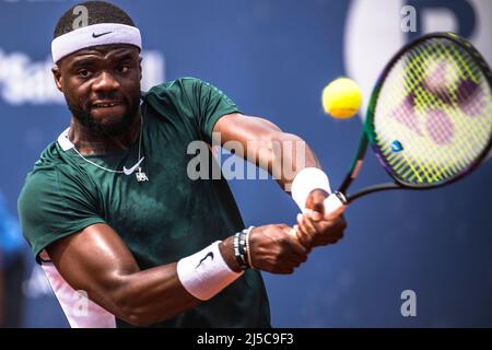 Barcelone, Espagne. 22nd avril 2022. Barcelone, . 22 avril 2022: FRANCES TIAFOE (USA) retourne le ballon à Felix Auger-Aliassime (CAN) au jour 5 du 'Barcelona Open Banc Sabadell' 2022. Credit: Matthias Oesterle/Alamy Live News Banque D'Images