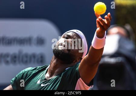 Barcelone, Espagne. 22nd avril 2022. Barcelone, . 22 avril 2022: FRANCES TIAFOE (USA) sert contre Felix Auger-Aliassime (CAN) au jour 5 du 'Barcelona Open Banc Sabadell' 2022. Credit: Matthias Oesterle/Alamy Live News Banque D'Images