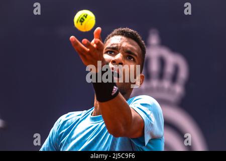 Barcelone, Espagne. 22nd avril 2022. Barcelone, . 22 avril 2022: FELIX AUGER-ALIASSIME (CAN) sert contre Frances Tiafoe (USA) au jour 5 du 'Barcelona Open Banc Sabadell' 2022. Credit: Matthias Oesterle/Alamy Live News Banque D'Images