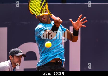 Barcelone, Espagne. 22nd avril 2022. Barcelone, . 22 avril, 2022: FELIX AUGER-ALIASSIME (CAN) retourne le ballon à Frances Tiafoe (USA) au jour 5 du 'Barcelona Open Banc Sabadell' 2022 crédit: Matthias Oesterle/Alay Live News Banque D'Images