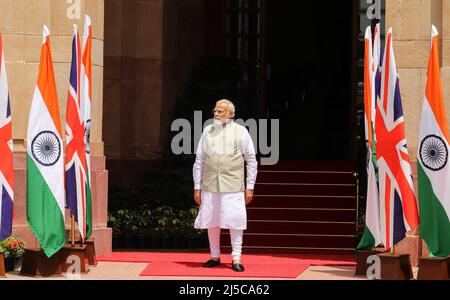 New Delhi, Inde. 22nd avril 2022. Le Premier ministre indien Narendra Modi attend le Premier ministre britannique Boris Johnson à la Maison d'Hyderabad avant leur réunion à Delhi. Le Premier ministre britannique effectue une visite de deux jours en Inde. Il a déclaré que l'Inde avait une licence d'exportation générale ouverte spécifique pour les achats de défense après une réunion avec le Premier ministre indien Narendra Modi. Crédit : SOPA Images Limited/Alamy Live News Banque D'Images