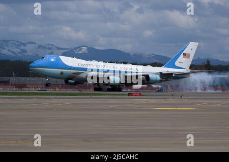 Air Force One est vu atterrir à l'aéroport international de Portland. Le président Joe Biden s'est rendu à Portland pour parler de l'infrastructure et assister à une collecte de fonds au Portland Yacht Club à Portland, Oregon, États-Unis, le 21 avril 2022. (Photo de Mathieu Lewis-Rolland/Sipa USA) Banque D'Images