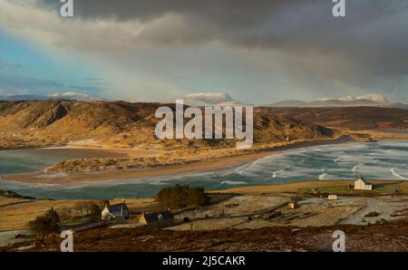 Plage de Torrisdale avec des montagnes enneigées de Sutherland, Highland Écosse Banque D'Images