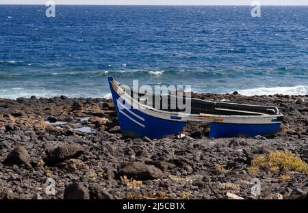 Bateau de pêche abandonné cassé sur la côte près de Costa Teguise, Lanzarote, îles Canaries, Espagne. Février 2022. hiver Banque D'Images