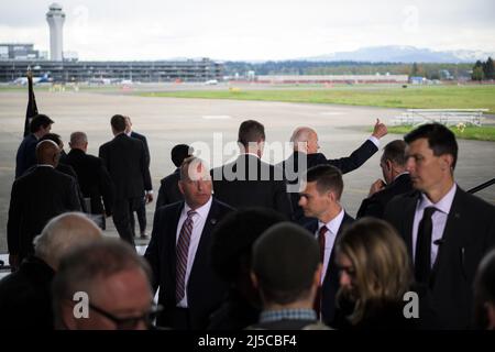 Portland, États-Unis. 21st avril 2022. LE président AMÉRICAIN Joe Biden donne un pouce à ses électeurs dans un hangar de la Force aérienne près de l'aéroport international de Portland . Le président Joe Biden s'est rendu à Portland pour parler de l'infrastructure et assister à une collecte de fonds au Portland Yacht Club à Portland, Oregon, États-Unis, le 21 avril 2022. (Photo de Mathieu Lewis-Rolland/Sipa USA) crédit: SIPA USA/Alay Live News Banque D'Images