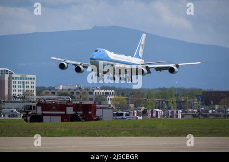 Portland, États-Unis. 21st avril 2022. Air Force One est vu avant l'atterrissage à l'aéroport international de Portland. Le président Joe Biden s'est rendu à Portland pour parler de l'infrastructure et assister à une collecte de fonds au Portland Yacht Club à Portland, Oregon, États-Unis, le 21 avril 2022. (Photo de Mathieu Lewis-Rolland/Sipa USA) crédit: SIPA USA/Alay Live News Banque D'Images