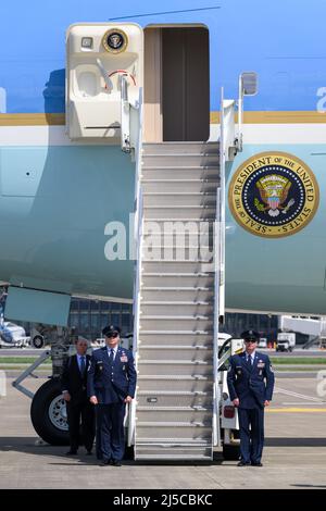 Portland, États-Unis. 21st avril 2022. Air Force One est visible après l'atterrissage à l'aéroport international de Portland. Le président Joe Biden s'est rendu à Portland pour parler de l'infrastructure et assister à une collecte de fonds au Portland Yacht Club à Portland, Oregon, États-Unis, le 21 avril 2022. (Photo de Mathieu Lewis-Rolland/Sipa USA) crédit: SIPA USA/Alay Live News Banque D'Images