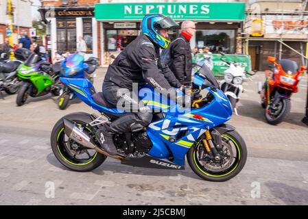 Suzuki GSX-R1000R pilote moto arrivant pour le rassemblement de motos Southend Shakedown 2022 à Southend on Sea, Essex, Royaume-Uni. Série Suzuki GSX-R. Banque D'Images