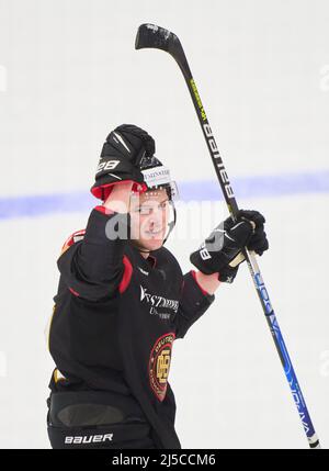 Rosenheim, Allemagne. 21st avril 2022. Alexander Karachun Nr.94 d'Allemagne célèbre son but, heureux, rire, célébration, 2-2 au match ALLEMAGNE - SUISSE 4-2 match amical DEB HOCKEY SUR GLACE, Championnat du monde 2022 préparation à Rosenheim Allemagne, April21, 2022, saison 2021/2022, Schweiz, © Peter Schatz / Alamy Live News crédit: Peter Schatz/Alamy Live News Banque D'Images